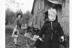 Helping-auntie-Joan-collect-leaves-Oct-19410003